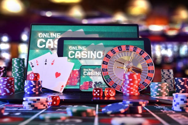 Live dealer at mamajitu4d Lucky Twins table holding cards